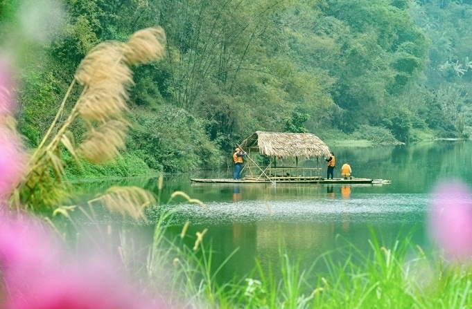 Trải nghiệm chèo bè trên suối Nủa