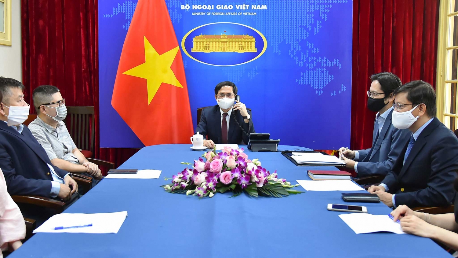Bộ trưởng Ngoại giao Bùi Thanh Sơn điện đàm với Bộ trưởng Ngoại giao và Phát triển Anh