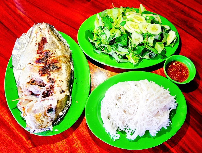 Đến Hòn Nghệ thưởng thức cá chuộng nướng mọi Đến Hòn Nghệ thưởng thức cá chuộng nướng mọi
