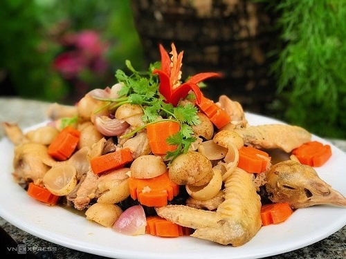 Gà om dâu - Đặc sản đất Phong Điền