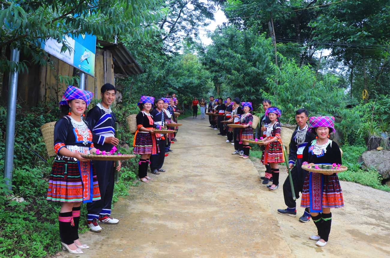 Đỉnh Sơn Bạc Mây - Tọa lạc trên bản 