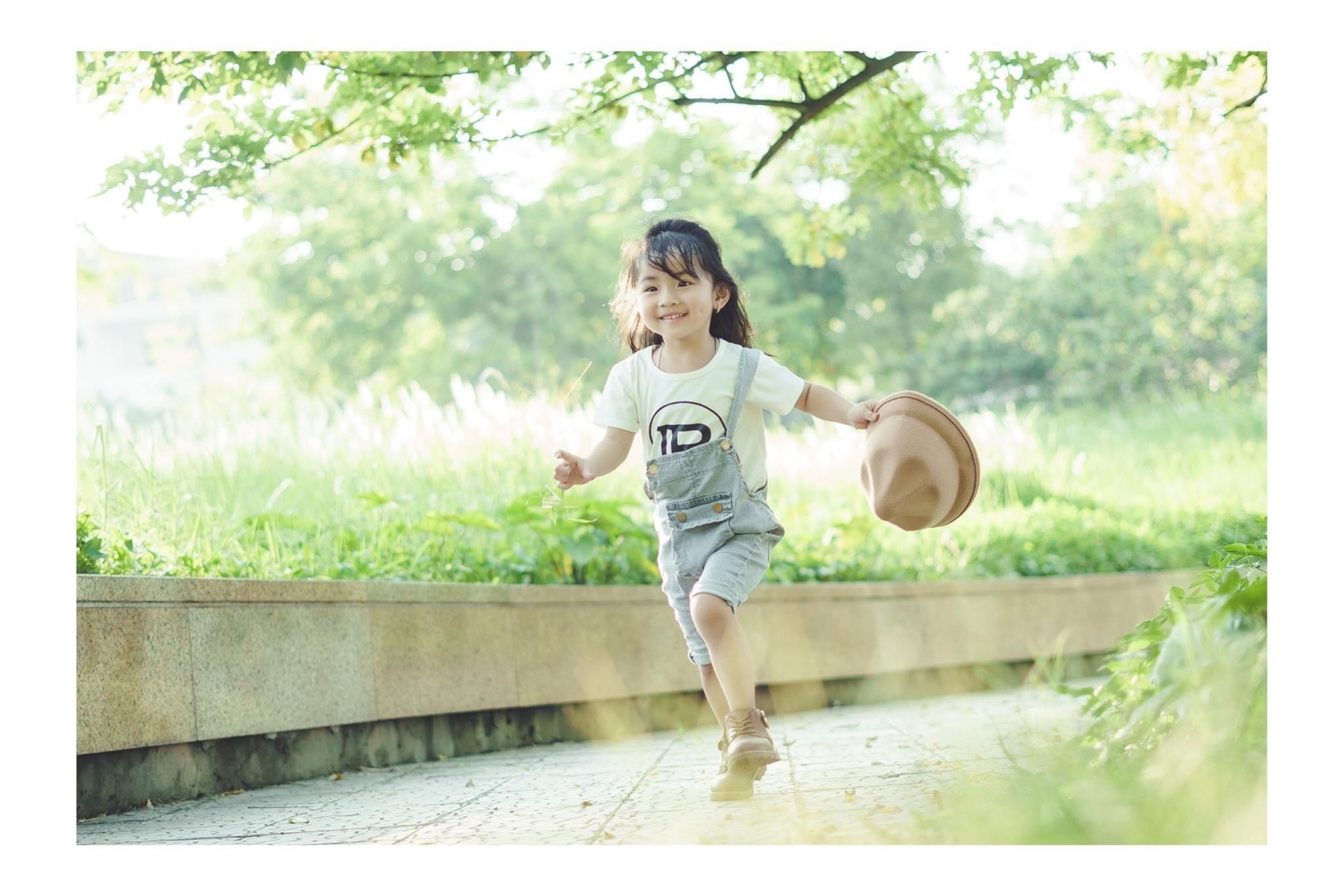 Cánh đồng cỏ lau đẹp như tranh vẽ tại công viên Văn Lang