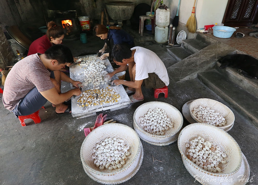 Kẹo cau - Đặc sản tuổi thơ, ngậm mà nhớ Huế