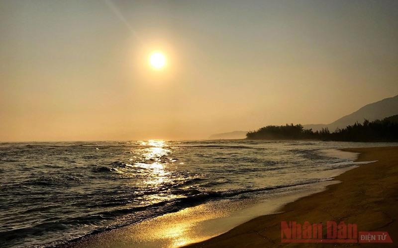 Lênh đênh đầm phá Cầu Hai, cửa biển Tư Hiền