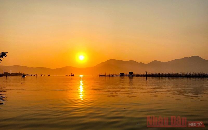 Lênh đênh đầm phá Cầu Hai, cửa biển Tư Hiền