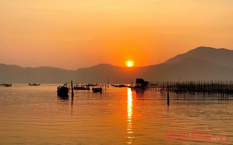 Lênh đênh đầm phá Cầu Hai, cửa biển Tư Hiền