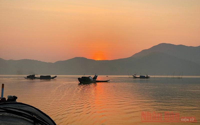Lênh đênh đầm phá Cầu Hai, cửa biển Tư Hiền