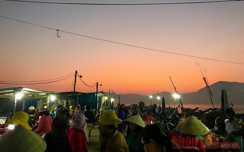 Lênh đênh đầm phá Cầu Hai, cửa biển Tư Hiền