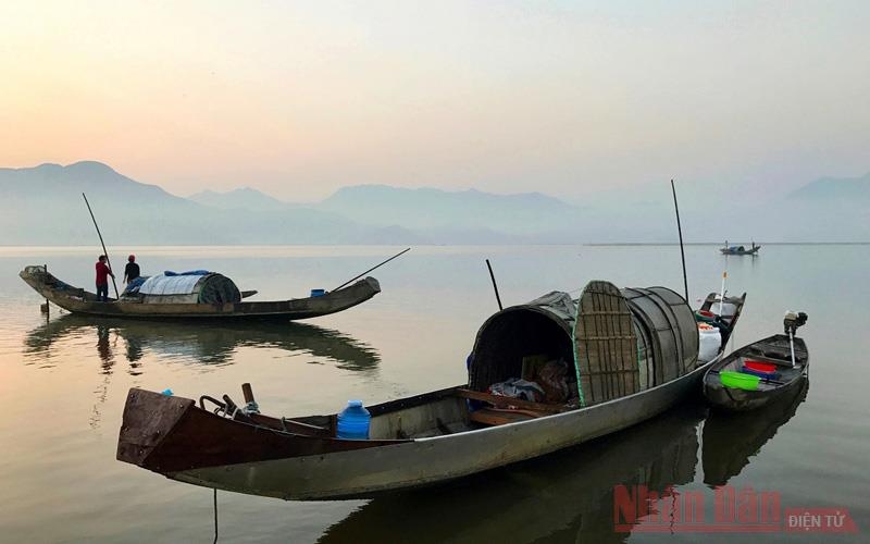 Lênh đênh đầm phá Cầu Hai, cửa biển Tư Hiền