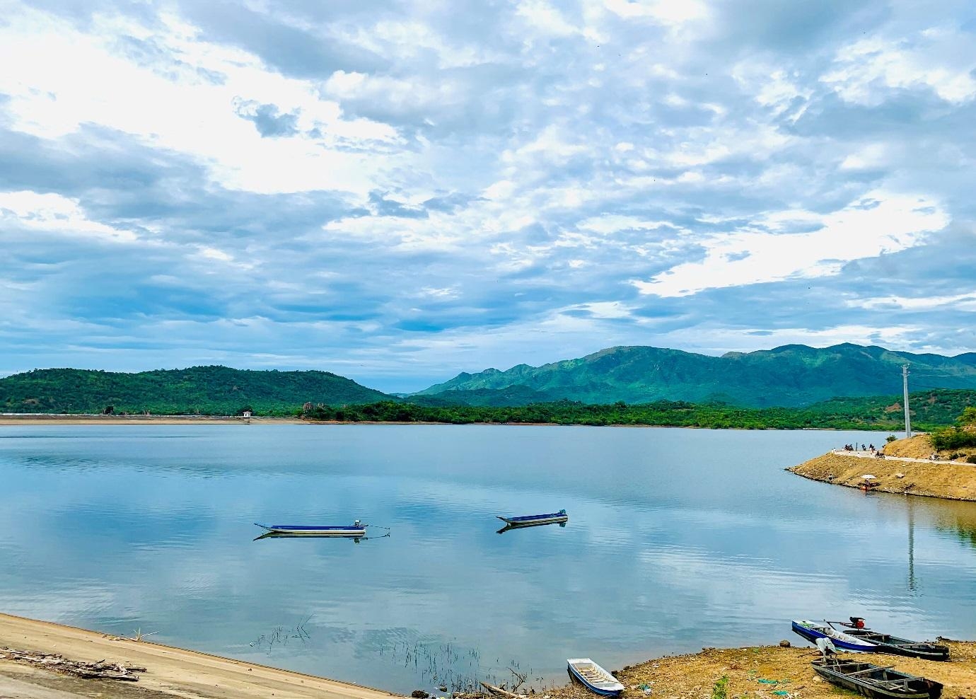 Khám phá vẻ đẹp Hồ Lanh Ra Khám phá vẻ đẹp Hồ Lanh Ra