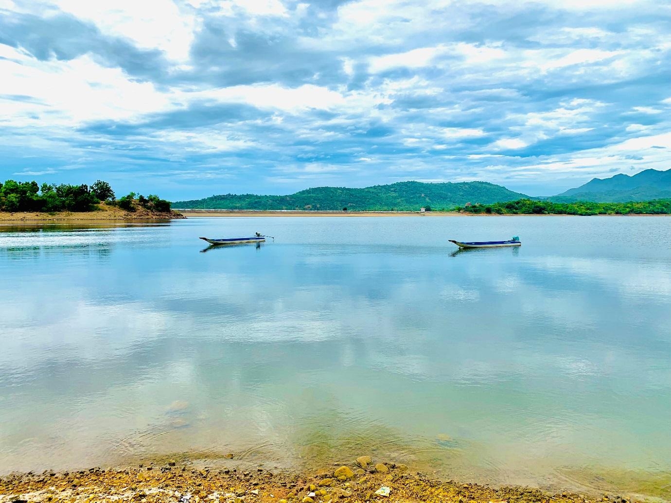 Khám phá vẻ đẹp Hồ Lanh Ra Khám phá vẻ đẹp Hồ Lanh Ra