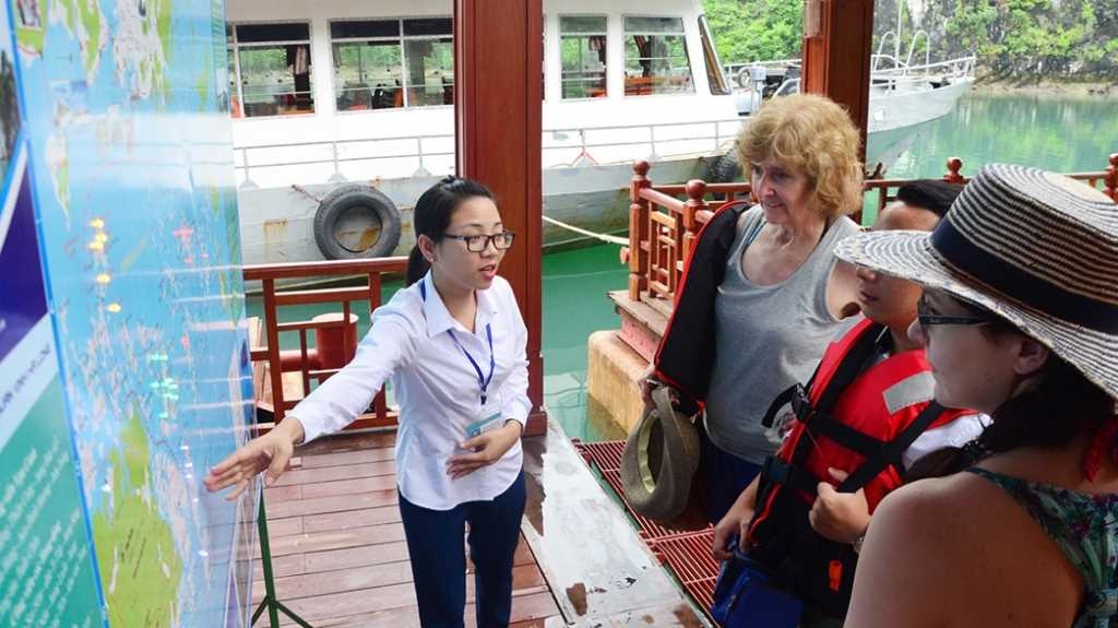 Khám phá làng chài cổ trên Vịnh Hạ Long