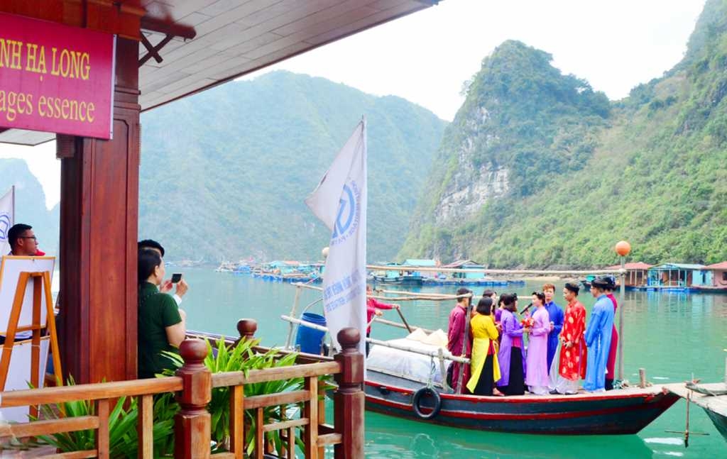 Khám phá làng chài cổ trên Vịnh Hạ Long