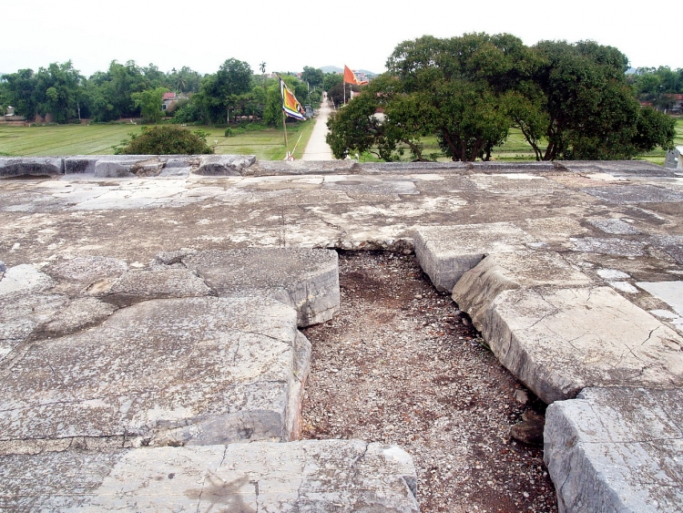 Đi qua Thành Nhà Hồ