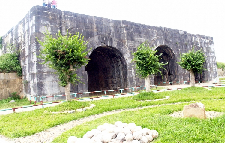 Đi qua Thành Nhà Hồ