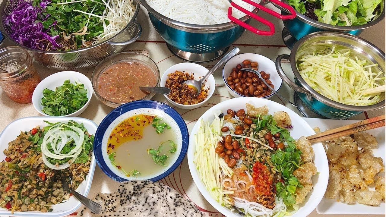 Ẩm thực Huế - Từ chốn hoàng cung đến đời sống thường ngày Ẩm thực Huế - Từ chốn hoàng cung đến đời sống thường ngày