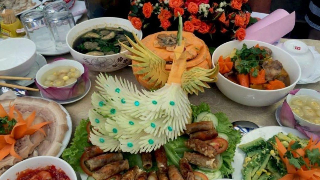 Ẩm thực Huế - Từ chốn hoàng cung đến đời sống thường ngày Ẩm thực Huế - Từ chốn hoàng cung đến đời sống thường ngày