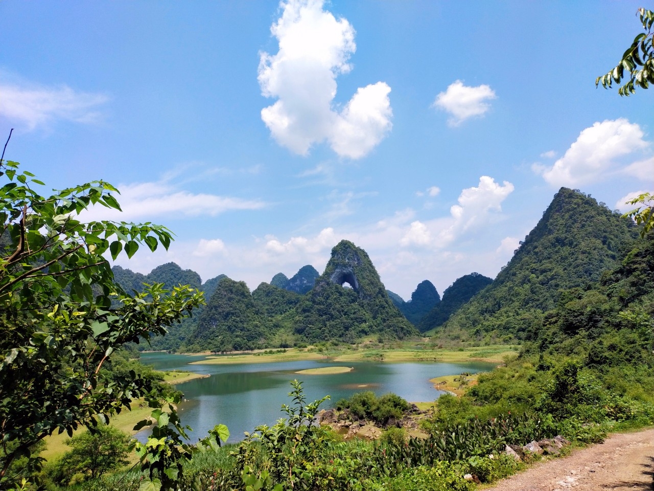 Độc đáo hồ nước biến mất vào mùa khô ở Cao Bằng Độc đáo hồ nước biến mất vào mùa khô ở Cao Bằng