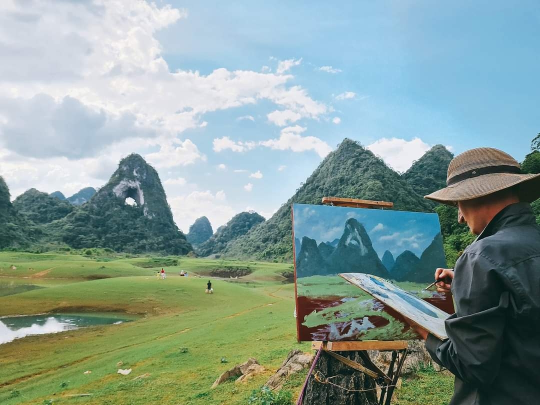 Độc đáo hồ nước biến mất vào mùa khô ở Cao Bằng Độc đáo hồ nước biến mất vào mùa khô ở Cao Bằng