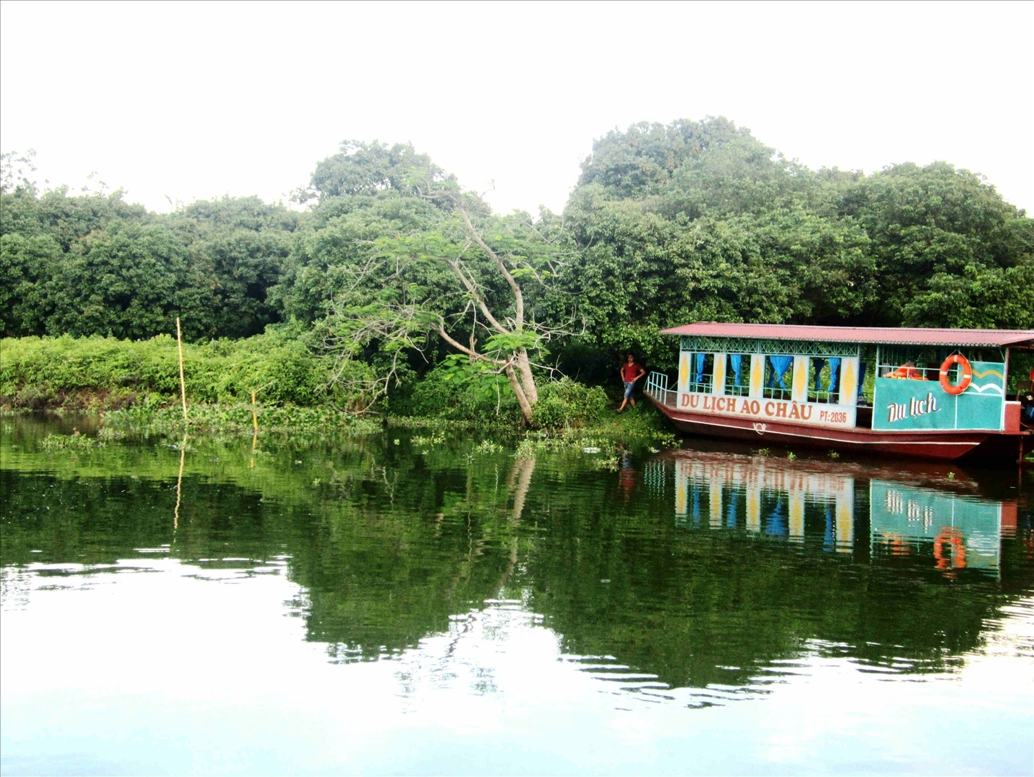 Chiêm ngưỡng đầm Ao Châu in bóng mây trời