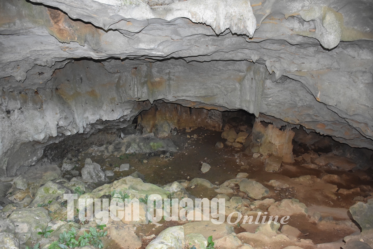 Khám phá vẻ đẹp hang Thẳm Nặm