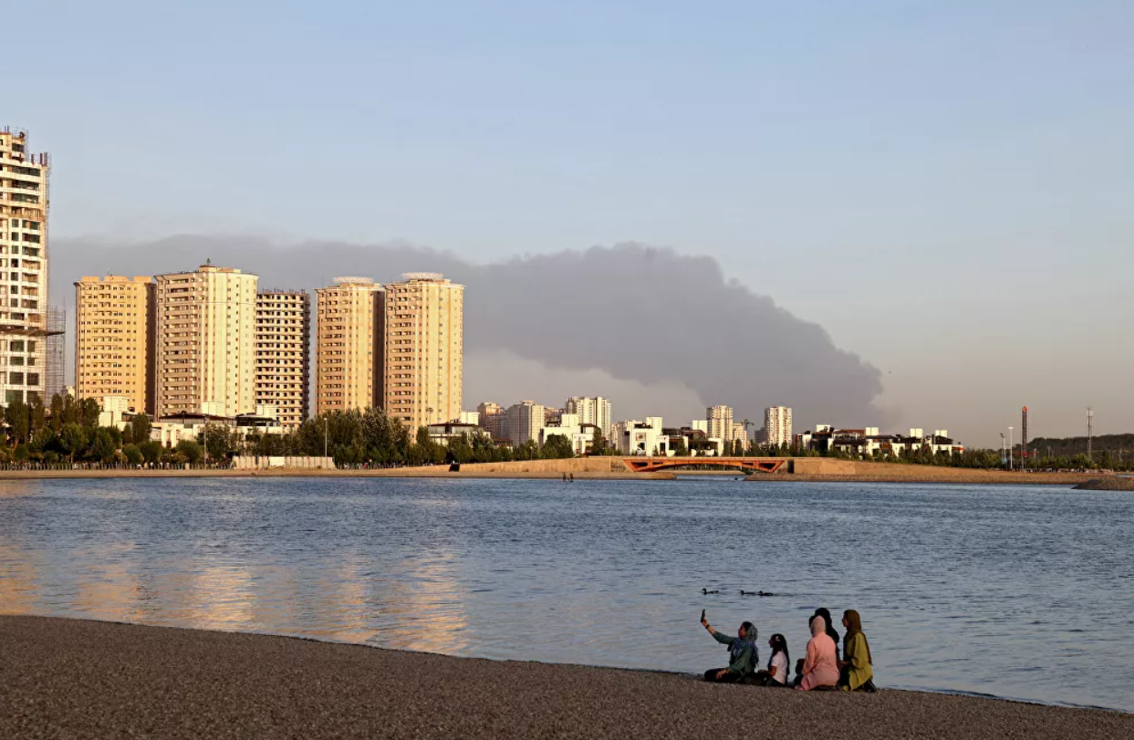 Hình ảnh vụ cháy nhà máy lọc dầu ở Tehran