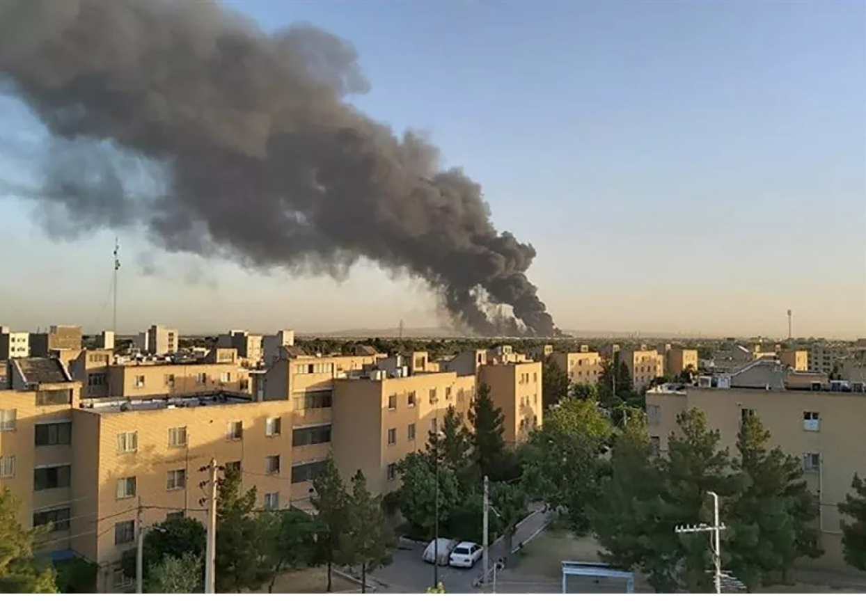 Hình ảnh vụ cháy nhà máy lọc dầu ở Tehran
