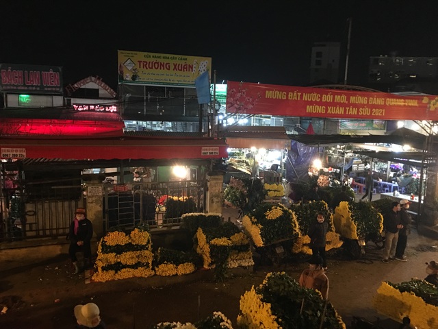 Chợ hoa Tết sầm uất nhất Hà Nội vắng chưa từng có vì dịch Covid-19 - 9