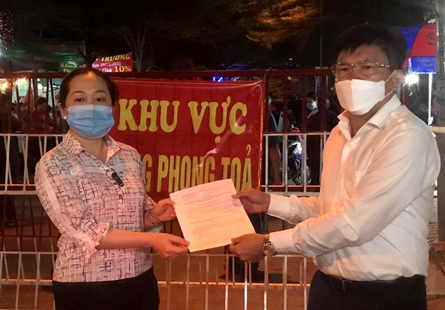 Hàng nghìn người vỡ òa vui sướng vì được dỡ phong tỏa đêm giao thừa - 2