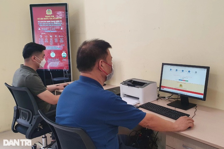 Người dân ngồi tại nhà thao tác thực hiện thủ tục hành chính - 3