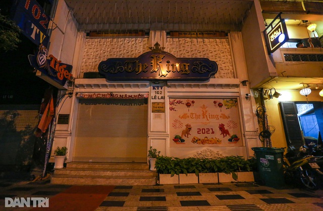 Sau vụ xử phạt karaoke trá hình, loạt phố massage ở TP.HCM đóng cửa im lìm - 2