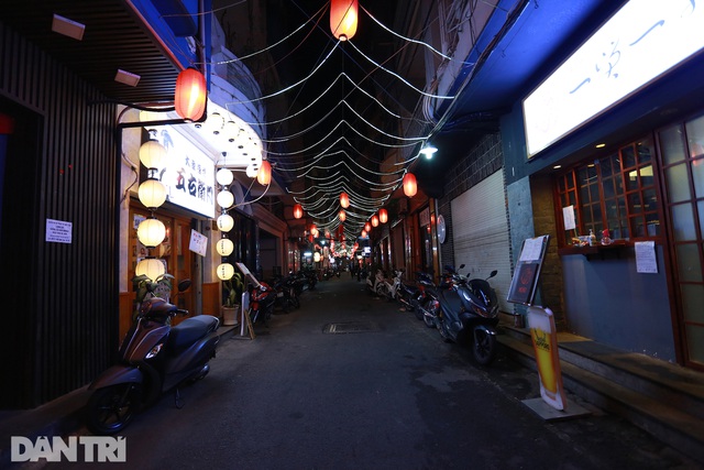 Sau vụ xử phạt karaoke trá hình, loạt phố massage ở TP.HCM đóng cửa im lìm - 12