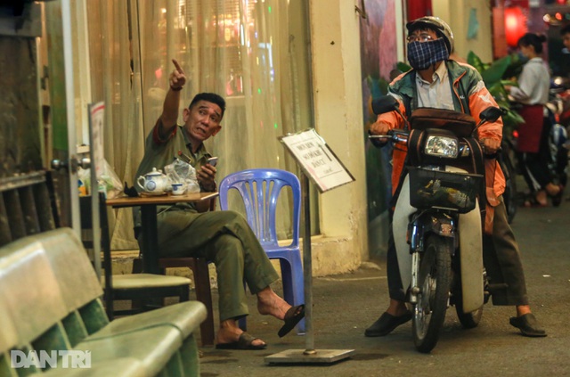 Sau vụ xử phạt karaoke trá hình, loạt phố massage ở TP.HCM đóng cửa im lìm - 11
