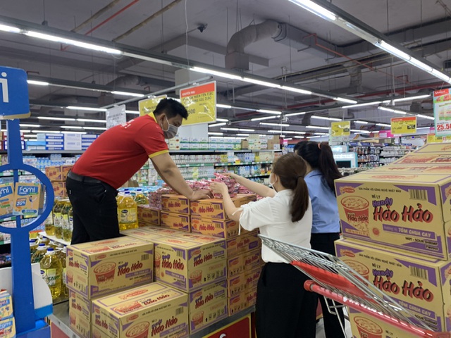 TPHCM: Sau lệnh giãn cách xã hội, siêu thị đông nghẹt, cạn hàng - 14
