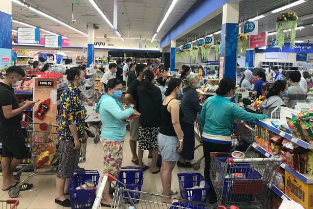 TPHCM: Sau lệnh giãn cách xã hội, siêu thị đông nghẹt, cạn hàng - 1