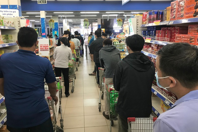 TPHCM: Sau lệnh giãn cách xã hội, siêu thị đông nghẹt, cạn hàng - 10