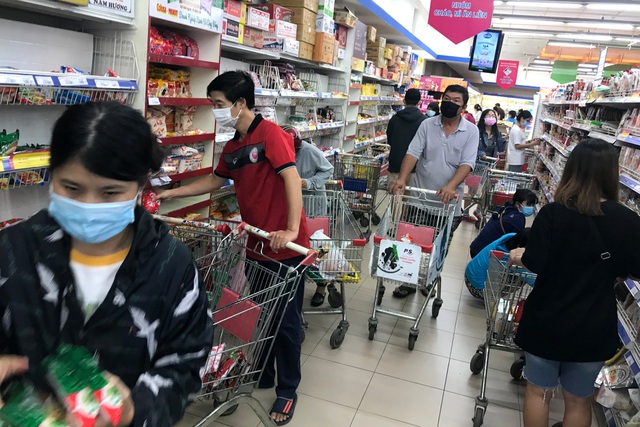 TPHCM: Sau lệnh giãn cách xã hội, siêu thị đông nghẹt, cạn hàng - 2