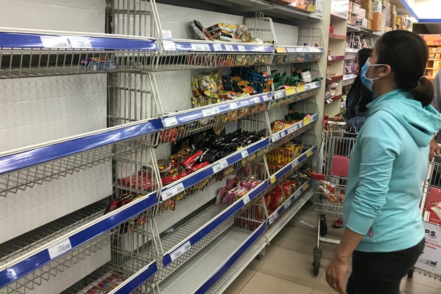 TPHCM: Sau lệnh giãn cách xã hội, siêu thị đông nghẹt, cạn hàng - 8