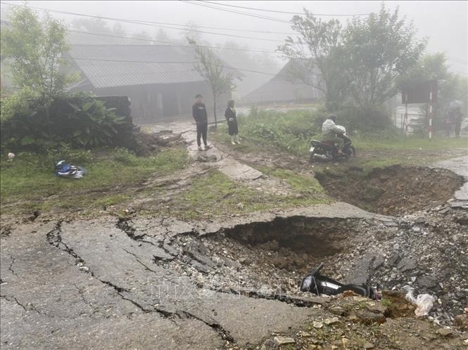 Mưa lớn kéo dài gây nhiều thiệt hại tại nhiều địa phương