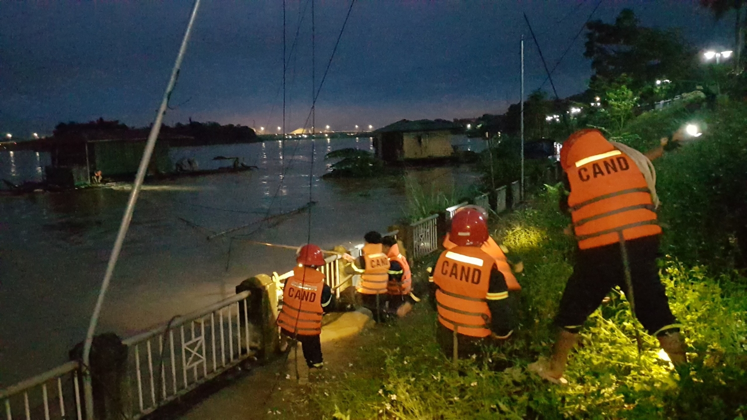 Mưa lớn gây thiệt hại nặng nề, cảnh báo thiên tai bất thường những tháng tới