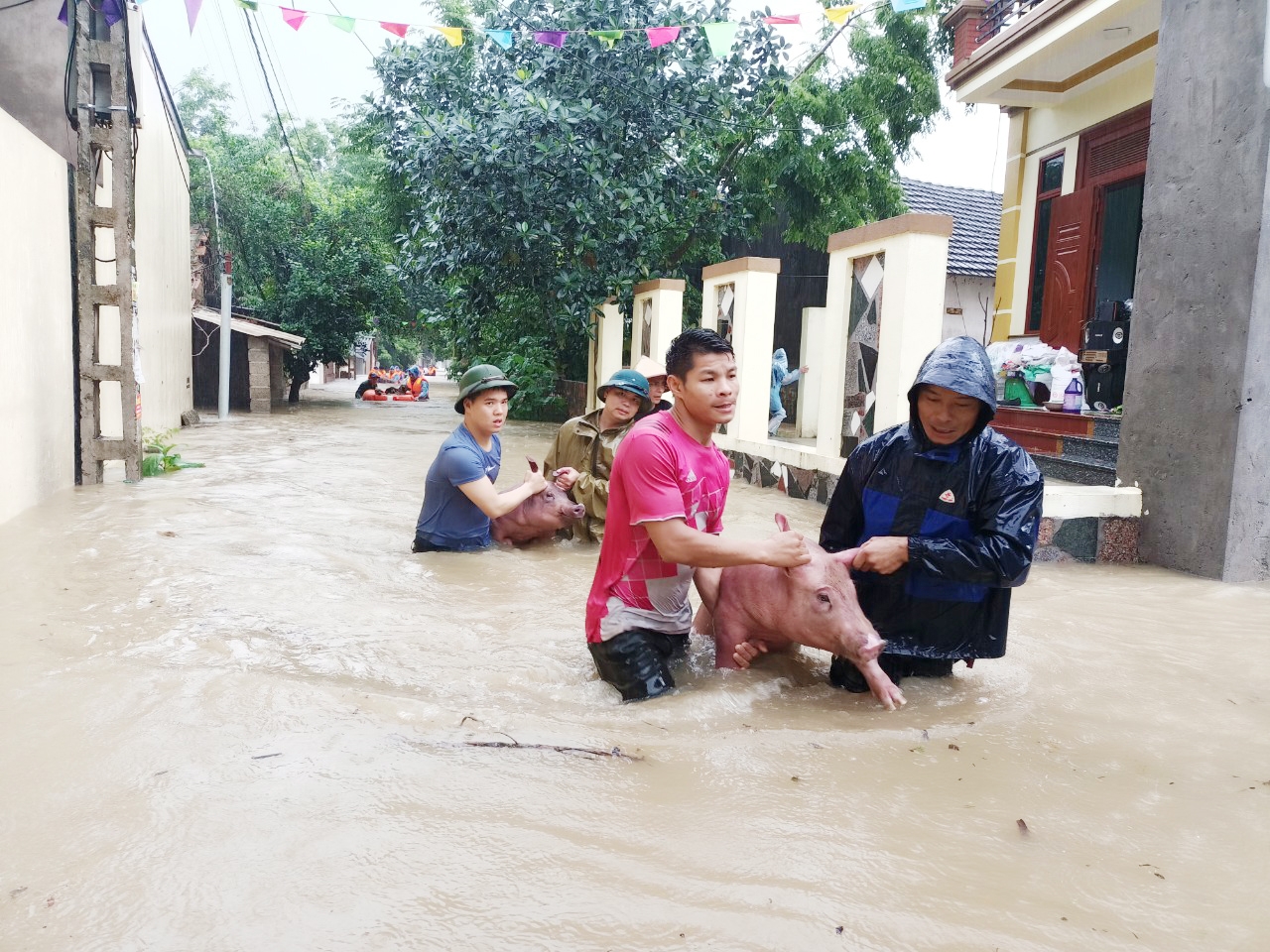 Mưa lớn gây thiệt hại nặng nề, cảnh báo thiên tai bất thường những tháng tới