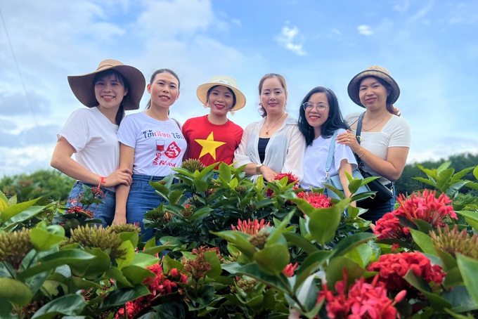 Cán bộ xã vùng khó trồng hoa mẫu đơn, bất ngờ hút khách check-in - 6 Cán bộ xã vùng khó trồng hoa mẫu đơn, bất ngờ hút khách check-in - 6