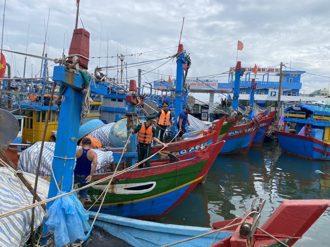 Miền Trung hối hả chống bão Noru