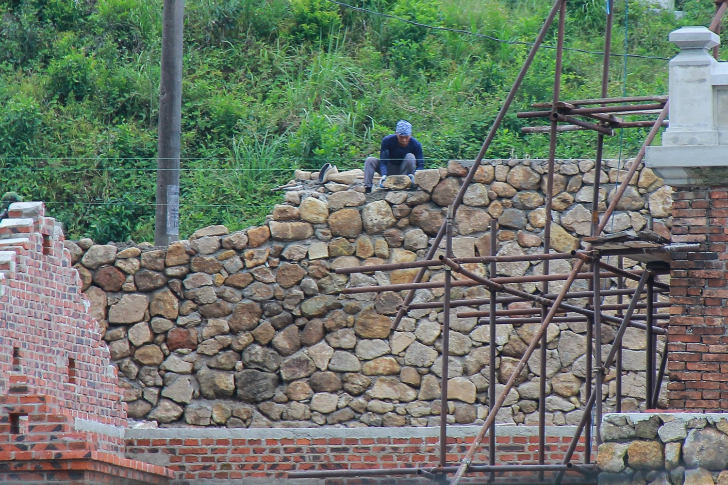 Cận cảnh Di tích quốc gia Hải Vân Quan đang trùng tu