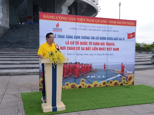 Trao tặng lá cờ Tổ quốc của giàn Hải Thạch cho Ban Quản lý Cụm thông tin cổ động biên giới Sa Vỹ