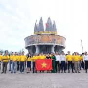 Trao tặng lá cờ Tổ quốc của giàn Hải Thạch cho Ban Quản lý Cụm thông tin cổ động biên giới Sa Vỹ