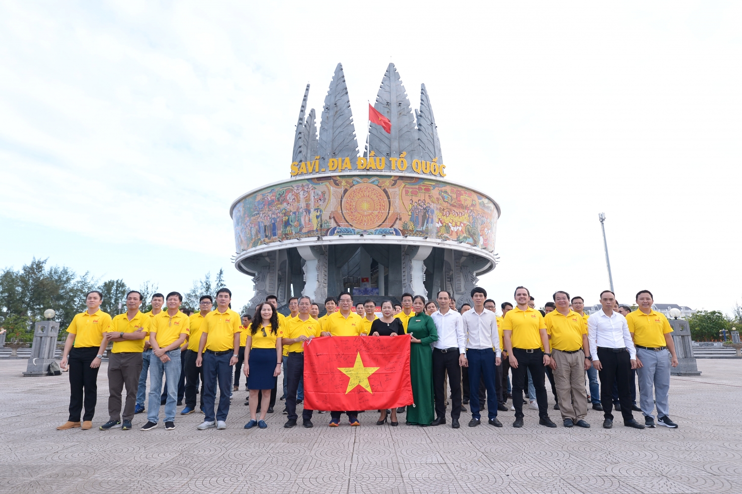 Trao tặng lá cờ Tổ quốc của giàn Hải Thạch cho Ban Quản lý Cụm thông tin cổ động biên giới Sa Vỹ