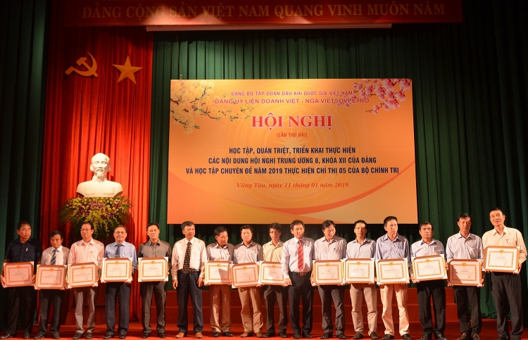 dang uy vietsovpetro to chuc hoc tap quan triet va trien khai thuc hien nghi quyet trung uong 8 khoa xii