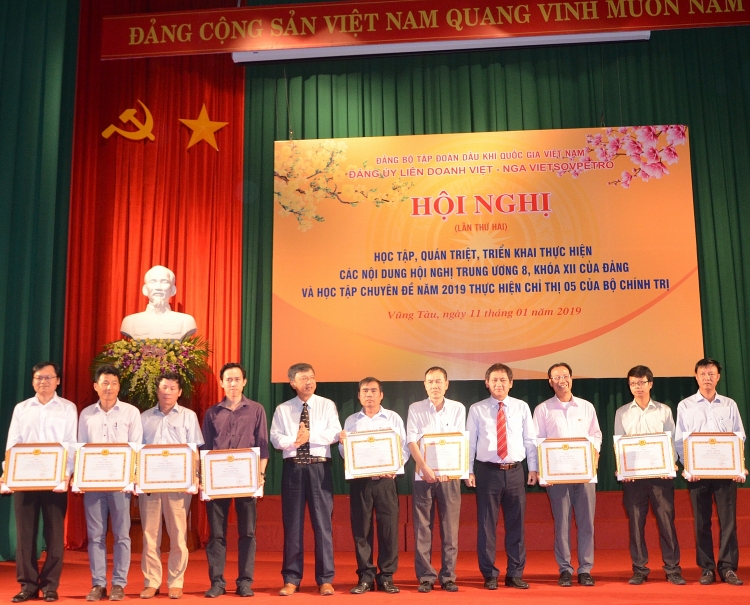dang uy vietsovpetro to chuc hoc tap quan triet va trien khai thuc hien nghi quyet trung uong 8 khoa xii