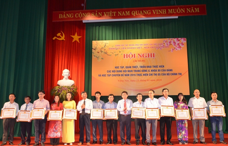 dang uy vietsovpetro to chuc hoc tap quan triet va trien khai thuc hien nghi quyet trung uong 8 khoa xii